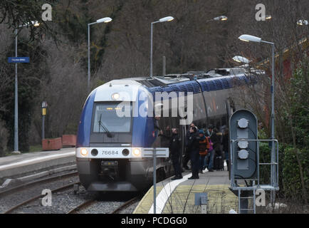 Febbraio 9, 2017 - Sospel, Francia: francese delle forze di sicurezza e i soldati a bordo di un treno nella valle della Roya per verificare la presenza dei migranti. La Roya Valley è una piccola enclave del territorio francese a nord della città italiana di Vintimiglia dove decine di cittadini francesi sono state hosting e aiutare i migranti a. Si è guadagnato la reputazione di un ribelle e zona umanitaria, i cui abitanti sono fermamente contrari al governo francese di repressione sulla migrazione illegale. Des controles systematiques sont effectues par des policiers et des militaires dans les treno et sur les routes entre Brei Foto Stock