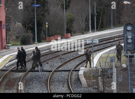 Febbraio 9, 2017 - Sospel, Francia: francese delle forze di sicurezza e i soldati a bordo di un treno nella valle della Roya per verificare la presenza dei migranti. La Roya Valley è una piccola enclave del territorio francese a nord della città italiana di Vintimiglia dove decine di cittadini francesi sono state hosting e aiutare i migranti a. Si è guadagnato la reputazione di un ribelle e zona umanitaria, i cui abitanti sono fermamente contrari al governo francese di repressione sulla migrazione illegale. Des controles systematiques sont effectues par des policiers et des militaires dans les treno et sur les routes entre Brei Foto Stock