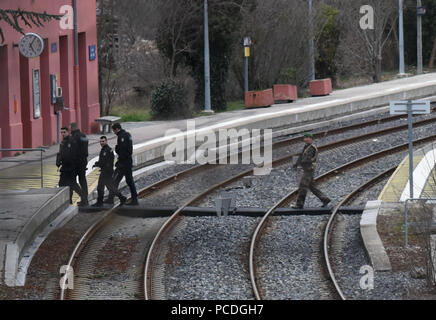 Febbraio 9, 2017 - Sospel, Francia: francese delle forze di sicurezza e i soldati a bordo di un treno nella valle della Roya per verificare la presenza dei migranti. La Roya Valley è una piccola enclave del territorio francese a nord della città italiana di Vintimiglia dove decine di cittadini francesi sono state hosting e aiutare i migranti a. Si è guadagnato la reputazione di un ribelle e zona umanitaria, i cui abitanti sono fermamente contrari al governo francese di repressione sulla migrazione illegale. Des controles systematiques sont effectues par des policiers et des militaires dans les treno et sur les routes entre Brei Foto Stock