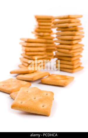 Tre pile di cookie isolati su sfondi bianchi Foto Stock