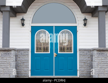 Grandi porte blu su un edificio nobile Foto Stock