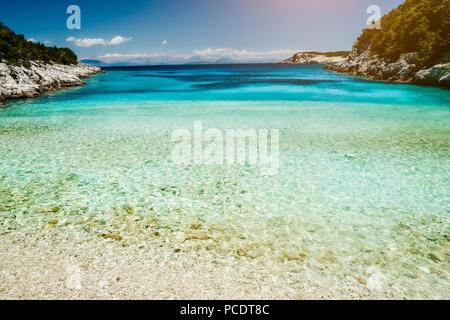 Spiaggia Dafnoudi di Cefalonia, Grecia. Laguna remoto con pulita pura acqua del mare turchese, rocce bianche e cipressi. Foto Stock