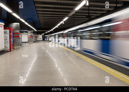 La metropolitana, stazioni pubbliche di trasporto massivo è un ambiente meraviglioso per i fotografi. Foto Stock