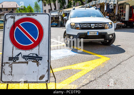 Nessun parcheggio,veicolo sarà trainato sign in una piccola città italiana di Tiarno Di Sotto. Foto Stock