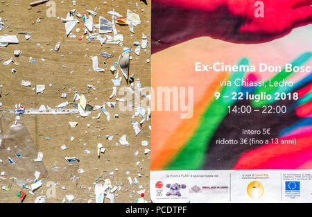 Outdoor bacheca con stapples arrugginito. Foto Stock