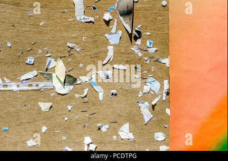 Outdoor bacheca con stapples arrugginito. Foto Stock