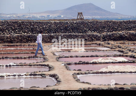 Gran Canaria, Salinas de Tenefe, adolescente a piedi Foto Stock