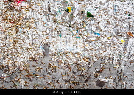 Outdoor bacheca con stapples arrugginito. Foto Stock