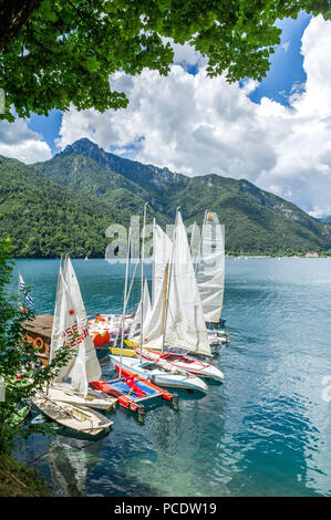 Lago di Ledro nelle alpi italiane. Foto Stock