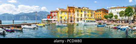 Il porto italiano di Malcesine, sulla sponda orientale del lago di Garda, Italia. Foto Stock