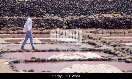 Gran Canaria, Salinas de Tenefe, adolescente a piedi Foto Stock