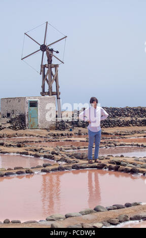 Gran Canaria, Salinas de Tenefe, adolescente in posa Foto Stock