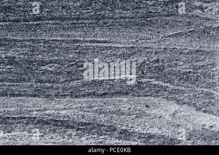 Gneiss Migmatitic migmatite rock band pattern, luce grigia scura di granito nastrati texture macro closeup, grande trama dettagliata grigio argento orizzontale Foto Stock
