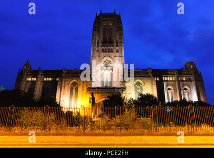 Liverpool Cattedrale Anglicana di St James's Mount illuminata di notte. Foto Stock