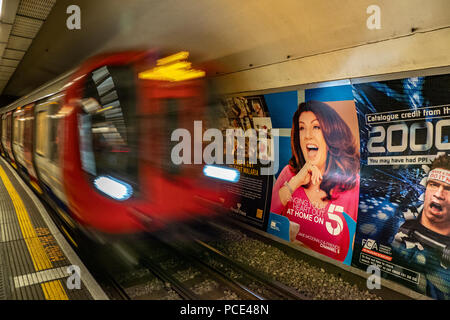 Aldgate East Tube Station e la stazione metropolitana di Londra in mattoni area di corsia Foto Stock