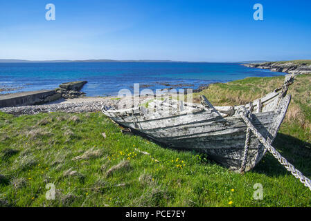 Molo Vecchio e resti di Fetlar flit barca cordata con l'ingranaggio di avvolgimento a Brough, Fetlar, isole Shetland, Scotland, Regno Unito Foto Stock