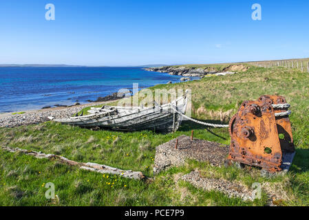 Resti della vecchia Fetlar flit barca cordata con l'ingranaggio di avvolgimento / ruggine argano a Brough, Fetlar, isole Shetland, Scotland, Regno Unito Foto Stock