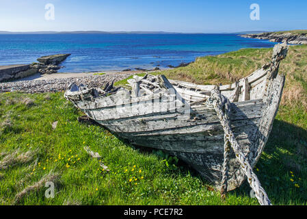 Molo Vecchio e resti di Fetlar flit barca cordata con l'ingranaggio di avvolgimento a Brough, Fetlar, isole Shetland, Scotland, Regno Unito Foto Stock