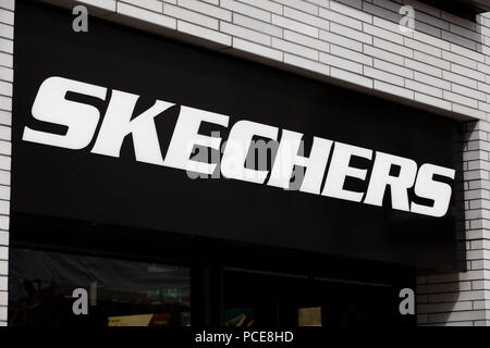 LONDON, Regno Unito - 31 luglio 2018: Skechers negozio di scarpe Negozio di fronte branding su Oxford Street nel centro di Londra. Foto Stock