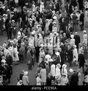 Queen Elizabeth II passeggiate fra i suoi ospiti a un party in giardino a Buckingham Palace. Foto Stock