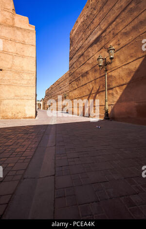 Viaggiando attraverso il colorato strade di Marrakech, tra le porte fatte a mano e enorme cancello Foto Stock