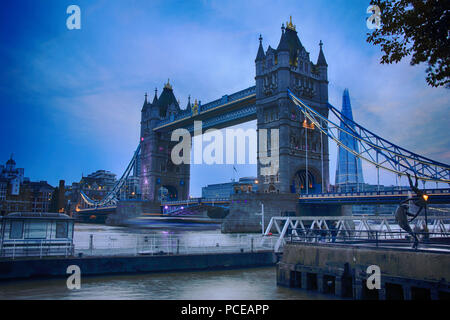 Il Tower Bridge di notte, Londra Foto Stock