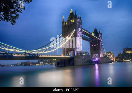 Il Tower Bridge di notte, Londra Foto Stock