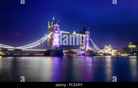 Il Tower Bridge di notte, Londra Foto Stock