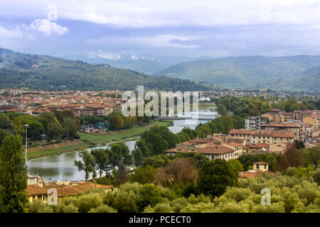 Firenze vista panoramica della periferia e il fiume Foto Stock