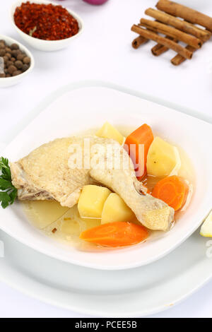 Zuppa con ali di pollo con carote e patate Foto Stock