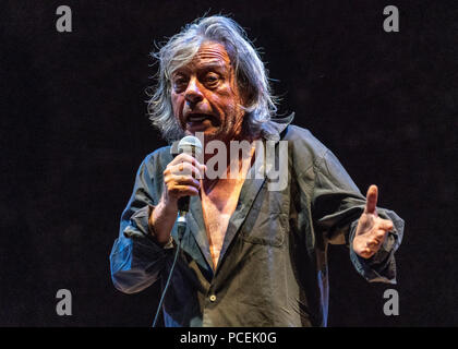 Trieste, 30 luglio 2018. iItalian attore Paolo Rossi esibirsi sul palco durante un 'Pupkin cabaret' mostra a Trieste il castello di San Giusto. Foto di Foto Stock