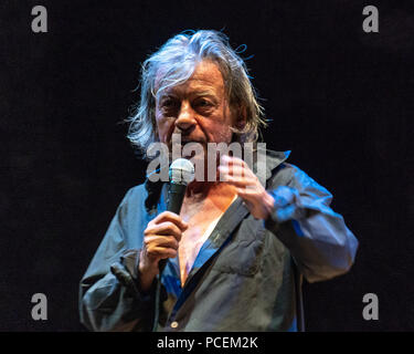 Trieste, 30 luglio 2018. iItalian attore Paolo Rossi esibirsi sul palco durante un 'Pupkin cabaret' mostra a Trieste il castello di San Giusto. Foto di Foto Stock