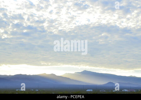 Misty valley alba sulle montagne di primavera nel deserto di Mojave, Pahrump, Nevada, STATI UNITI D'AMERICA Foto Stock