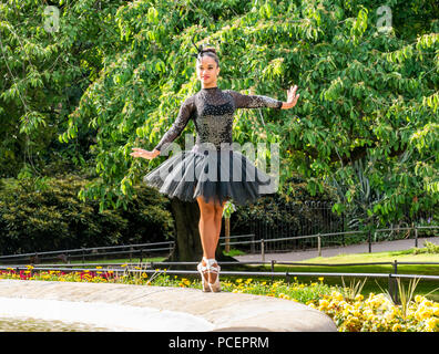 Photocall per la ballerina cubana Beatriz Torres Cuellar, UniverSoul Circus, i giardini di Princes Street, Edimburgo, Scozia, Regno Unito durante il Fringe Festival Foto Stock