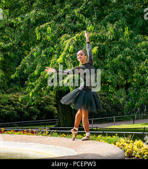 Photocall per la ballerina cubana Beatriz Torres Cuellar, UniverSoul Circus, i giardini di Princes Street, Edimburgo, Scozia, Regno Unito durante il Fringe Festival Foto Stock