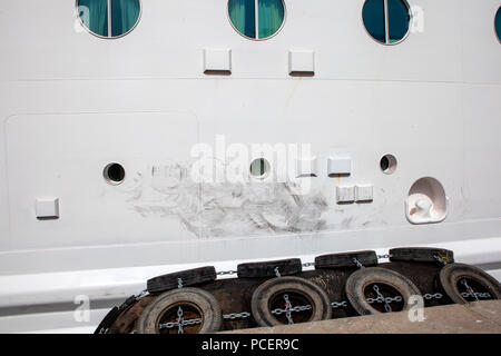 Pontile galleggiante in gomma paraurti del parafango facendo pneumatico nero segna sull'indipendenza dei mari la nave di crociera mentre è connesso al dock Foto Stock