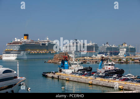 La TUI Mein Schiff 6, MSC Fantasia, Costa diadema e Royal Caribbean indipendenza dei mari navi da crociera tutti ormeggiata al Porto di Civitavecchia in Italia Foto Stock