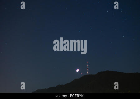 Fuochi d'artificio nella notte a uetliberg di Zurigo per la festa nazionale svizzera Foto Stock