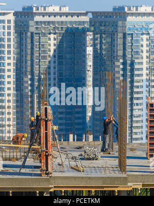 KIEV, UCRAINA - 01 ottobre, 2015: costruzione i lavoratori a lavorare su una parte superiore dell'edificio. Kiev è la capitale e la città più popolosa dell'Ucraina Foto Stock
