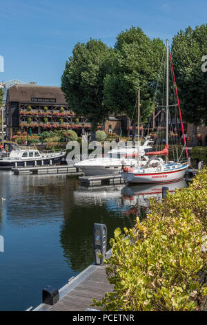 Yacht di lusso e barche ormeggiate nel porto di St Katherine docks nel centro di Londra. Foto Stock