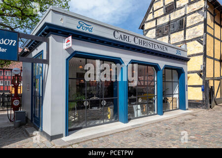 Una vecchia auto vendita shop, la Città Vecchia di Aarhus, Danimarca Foto Stock