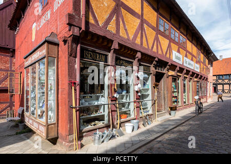 Un vecchio negozio di ferramenta, la Città Vecchia (Open Air Museum) ad Aarhus in Danimarca Foto Stock