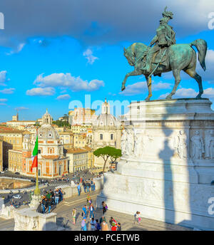 Roma, Italia - 01 novembre 2016: Visita Turistica il monumento a Vittorio Emanuele II (Altare della Patria) in Roma, Italia. Foto Stock