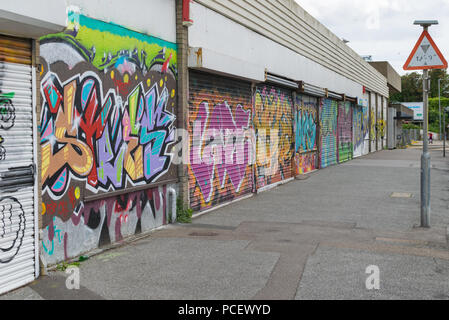 Negozi abbandonati con graffiti su di essi, tutti i Santi' Avenue, Margate, Kent Foto Stock