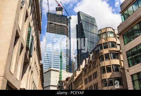 Vista della parte superiore del parzialmente vetrati grattacielo nuovo blocco ufficio, 22 Bishopsgate, in costruzione nella città di nel distretto finanziario londinese, CE2 Foto Stock