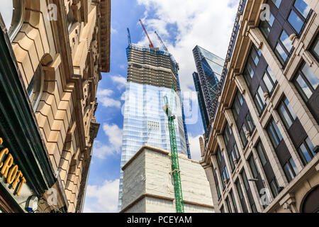 Vista della parte superiore del parzialmente vetrati grattacielo nuovo blocco ufficio, 22 Bishopsgate, in costruzione nella città di nel distretto finanziario londinese, CE2 Foto Stock