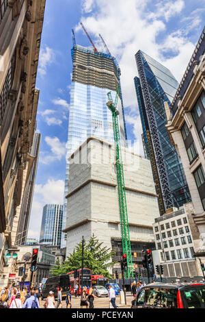 Vista della parte superiore del parzialmente vetrati grattacielo nuovo blocco ufficio, 22 Bishopsgate, in costruzione nella città di nel distretto finanziario londinese, CE2 Foto Stock