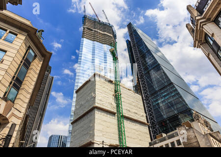 Vista della parte superiore del parzialmente vetrati grattacielo nuovo blocco ufficio, 22 Bishopsgate, in costruzione nella città di nel distretto finanziario londinese, CE2 Foto Stock