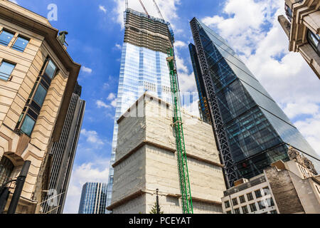 Vista della parte superiore del parzialmente vetrati grattacielo nuovo blocco ufficio, 22 Bishopsgate, in costruzione nella città di nel distretto finanziario londinese, CE2 Foto Stock