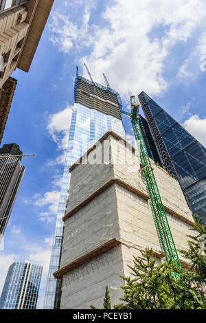 Vista della parte superiore del parzialmente vetrati grattacielo nuovo blocco ufficio, 22 Bishopsgate, in costruzione nella città di nel distretto finanziario londinese, CE2 Foto Stock